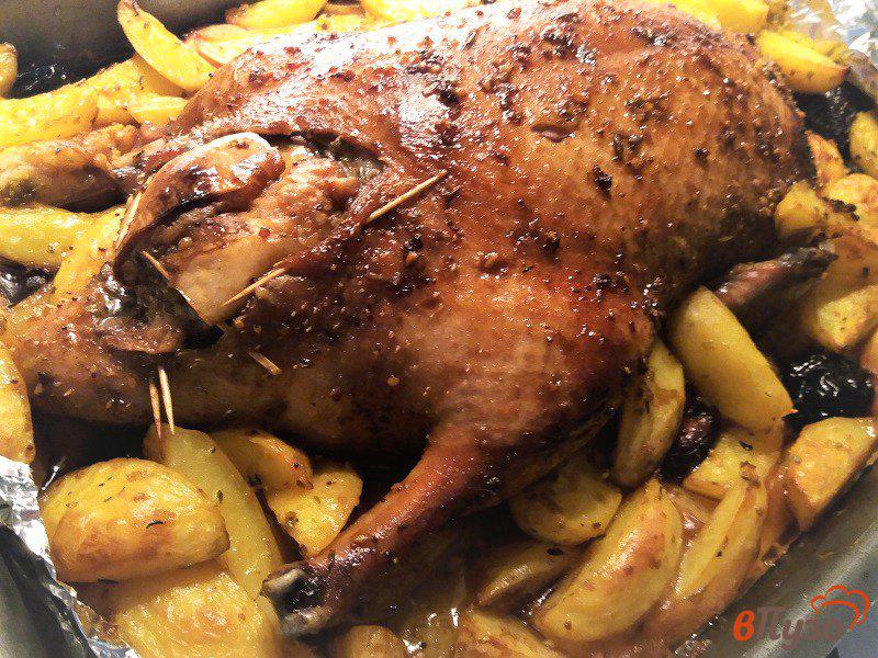 Фото приготовление рецепта: Утка запеченная с антоновскими яблоками свежим черносливом и картофелем шаг №16