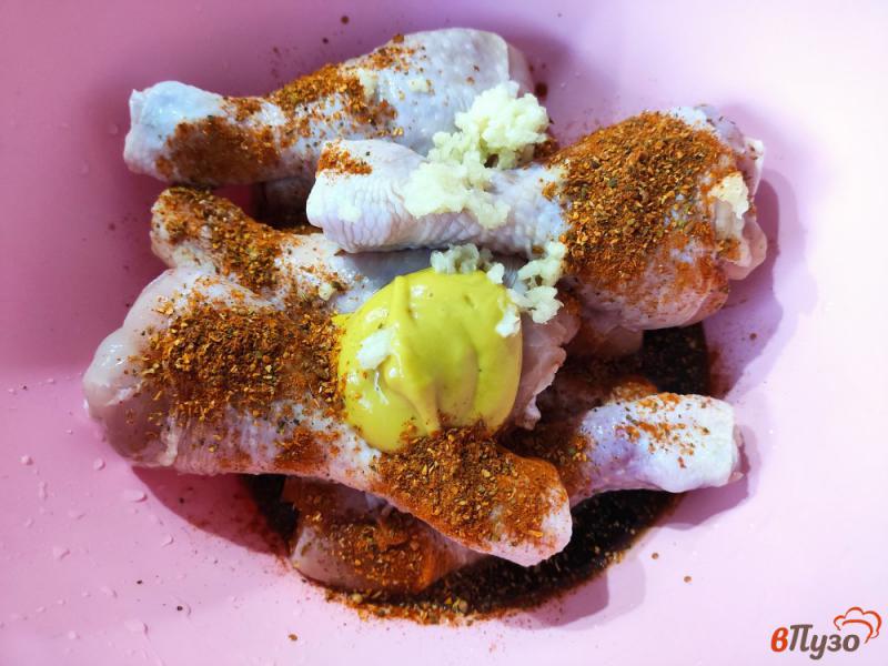 Фото приготовление рецепта: Куриные голени на луковой подушке с соевым соусом и мёдом шаг №1