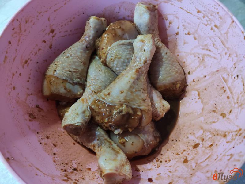 Фото приготовление рецепта: Куриные голени на луковой подушке с соевым соусом и мёдом шаг №2