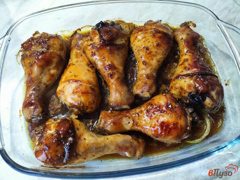 Фото приготовление рецепта: Куриные голени на луковой подушке с соевым соусом и мёдом шаг №5