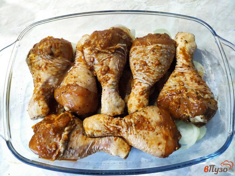 Фото приготовление рецепта: Куриные голени на луковой подушке с соевым соусом и мёдом шаг №4