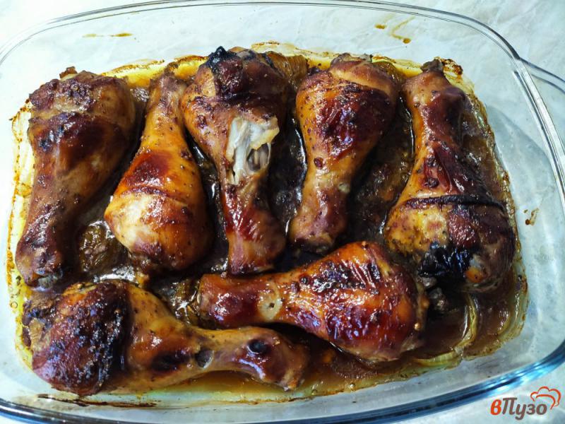 Фото приготовление рецепта: Куриные голени на луковой подушке с соевым соусом и мёдом шаг №6