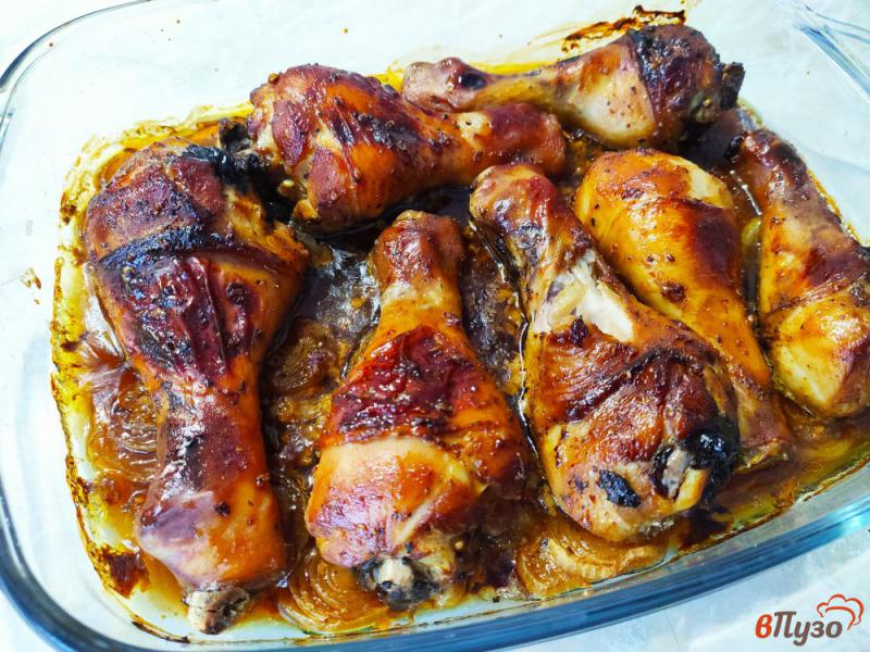 Фото приготовление рецепта: Куриные голени на луковой подушке с соевым соусом и мёдом шаг №7