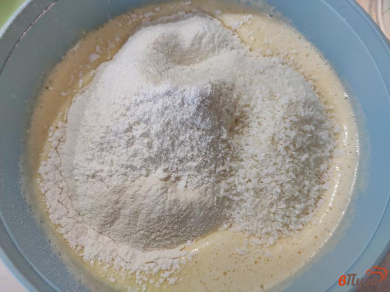 Фото приготовление рецепта: Творожные вафли с кокосовой стружкой шаг №3