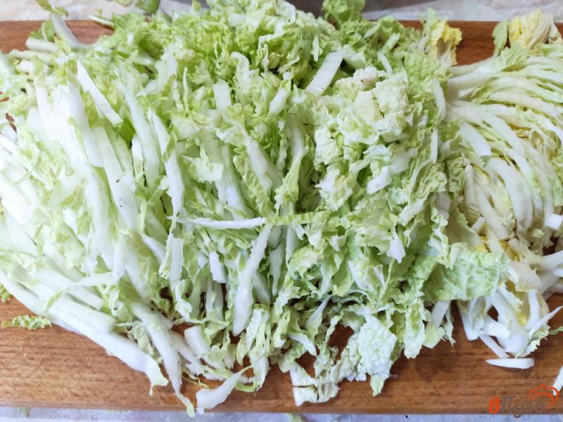 Фото приготовление рецепта: Салат из пекинской капусты с маринованным луком шаг №2