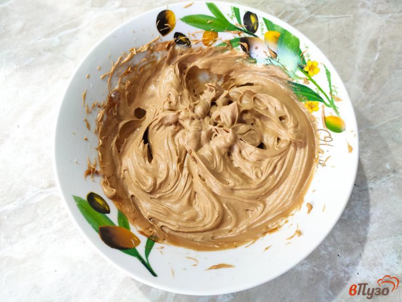 Фото приготовление рецепта: Торт с двумя видами крема и шоколадом шаг №7