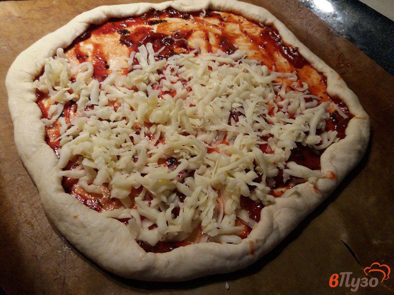 Фото приготовление рецепта: Пицца с шампиньонами и подкопченными сосисками шаг №3