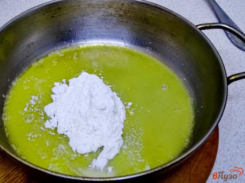 Фото приготовление рецепта: Шпинат в сметанно-сырном соусе шаг №5
