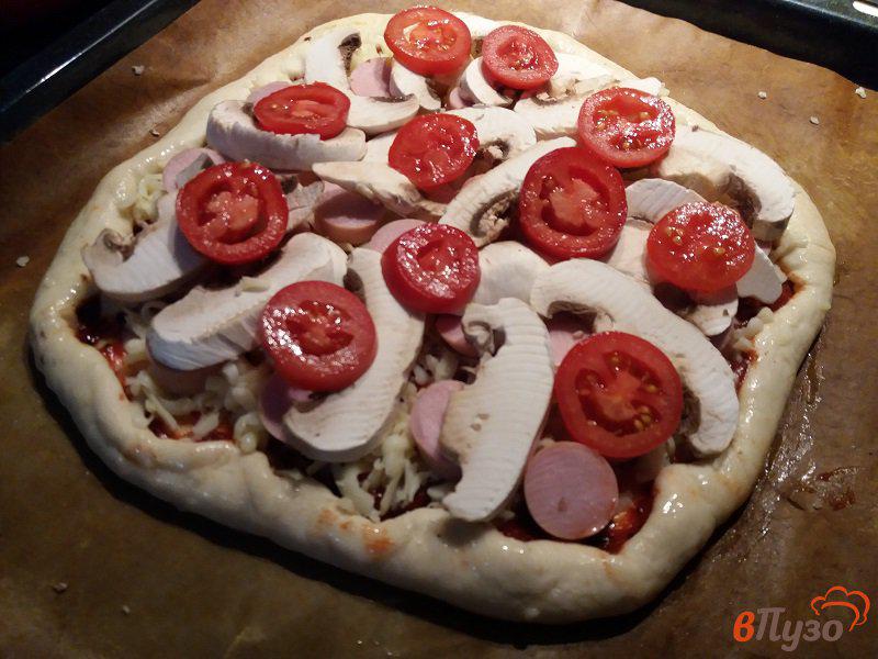 Фото приготовление рецепта: Пицца с шампиньонами и подкопченными сосисками шаг №4