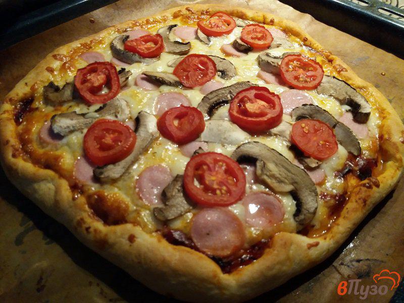 Фото приготовление рецепта: Пицца с шампиньонами и подкопченными сосисками шаг №5