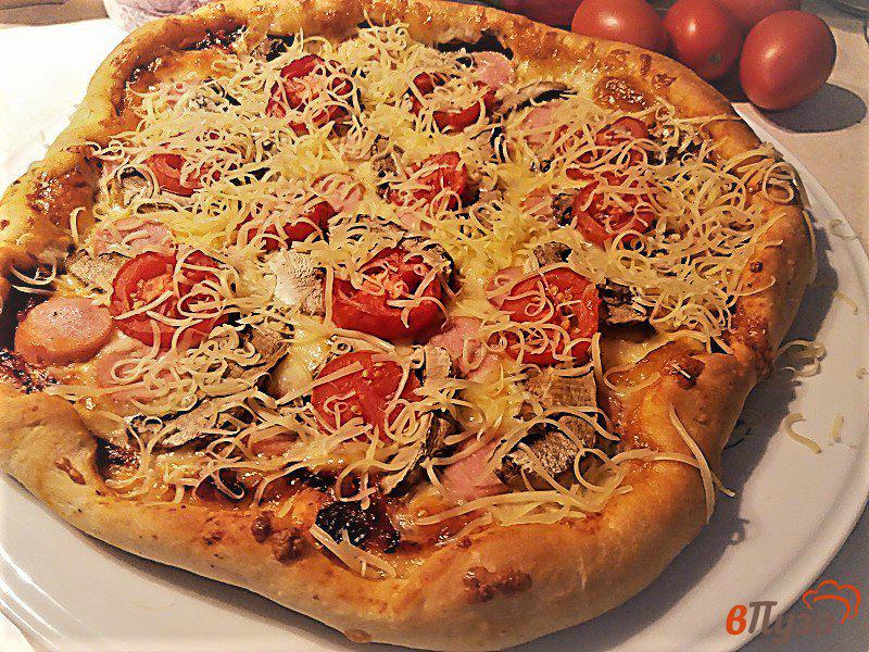 Фото приготовление рецепта: Пицца с шампиньонами и подкопченными сосисками шаг №6