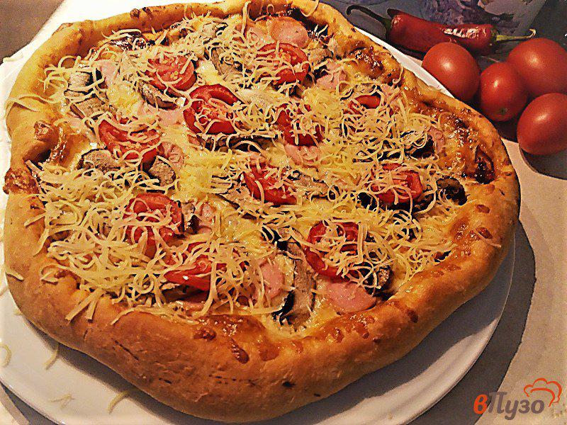 Фото приготовление рецепта: Пицца с шампиньонами и подкопченными сосисками шаг №7