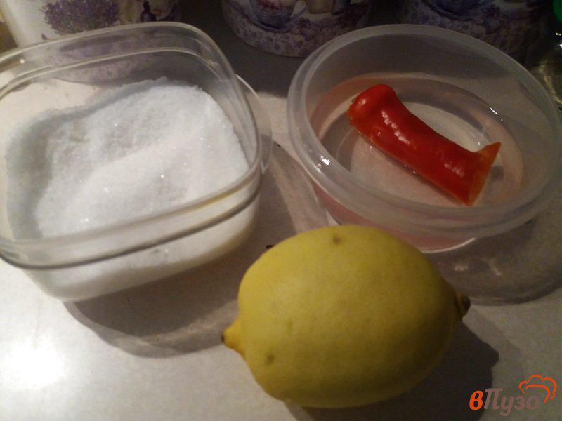 Фото приготовление рецепта: Малосоленая форель с лимоном и перцем чили шаг №1