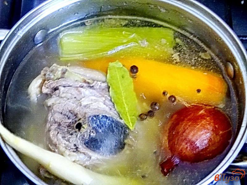 Фото приготовление рецепта: Суп из кролика с горошком и вермишелью шаг №5
