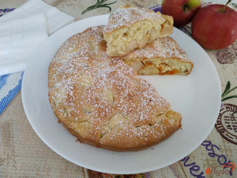Фото приготовление рецепта: Шарлотка с яблоками и курагой шаг №10