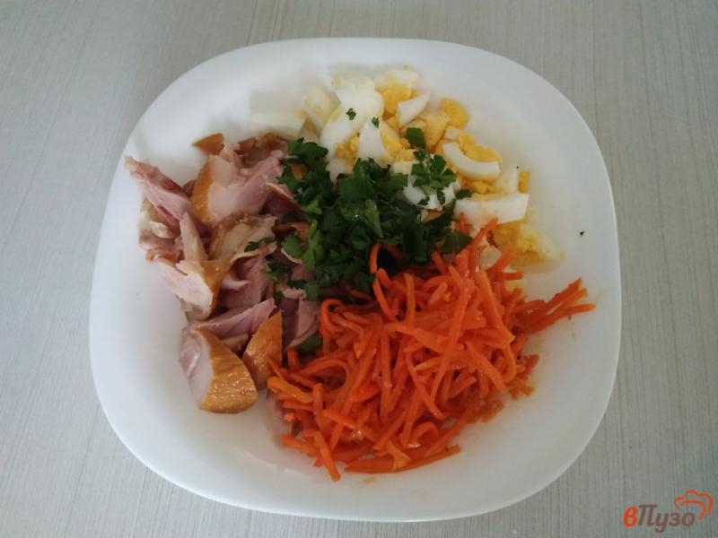 Фото приготовление рецепта: Салат с копчёной курицей шаг №4