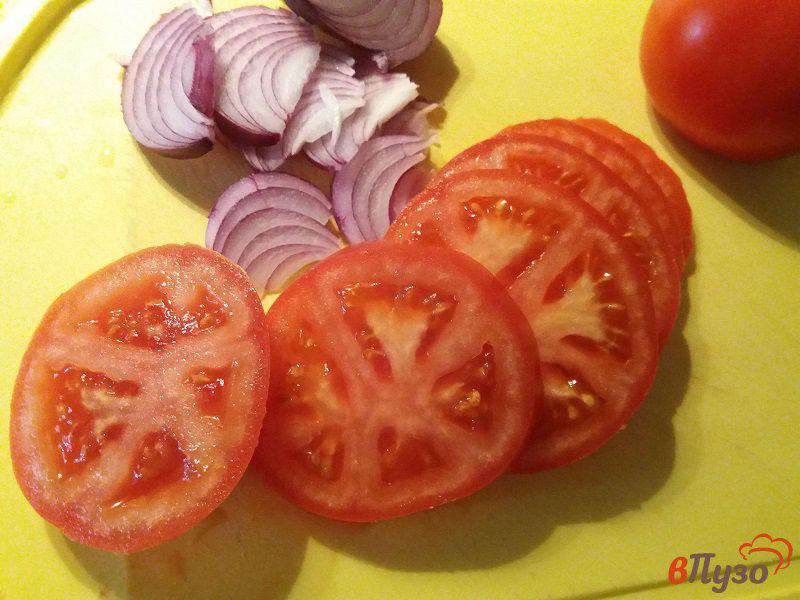 Фото приготовление рецепта: Закуска из помидор и лука по-польски шаг №2