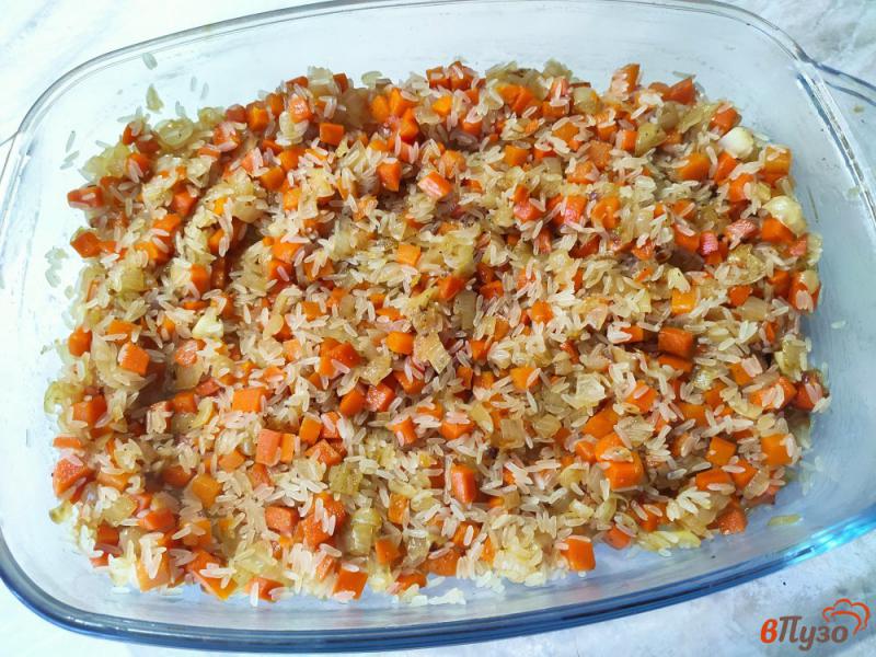 Фото приготовление рецепта: Куриные бедра с рисом и овощами шаг №6