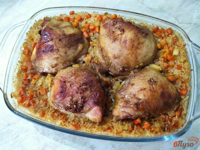 Фото приготовление рецепта: Куриные бедра с рисом и овощами шаг №8