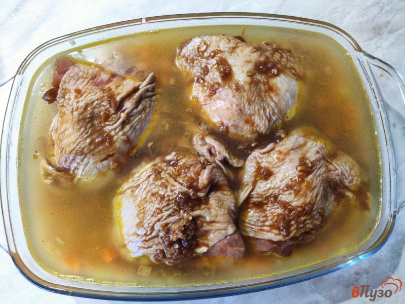 Фото приготовление рецепта: Куриные бедра с рисом и овощами шаг №7