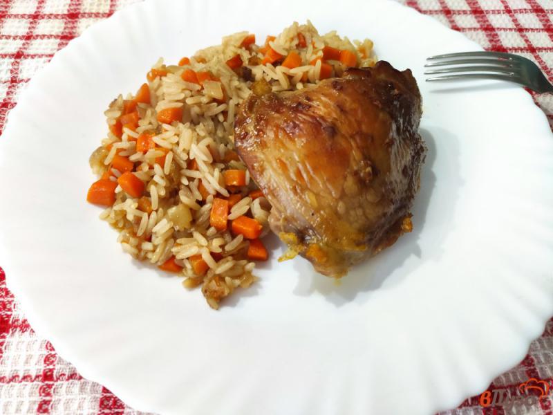 Фото приготовление рецепта: Куриные бедра с рисом и овощами шаг №9