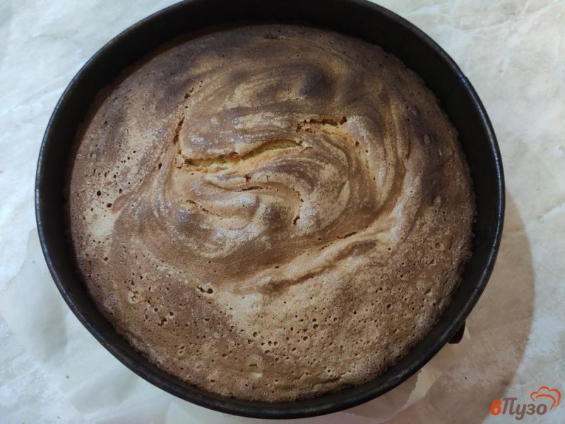 Фото приготовление рецепта: Бисквитный торт с кремом из вареной сгущенки шаг №6