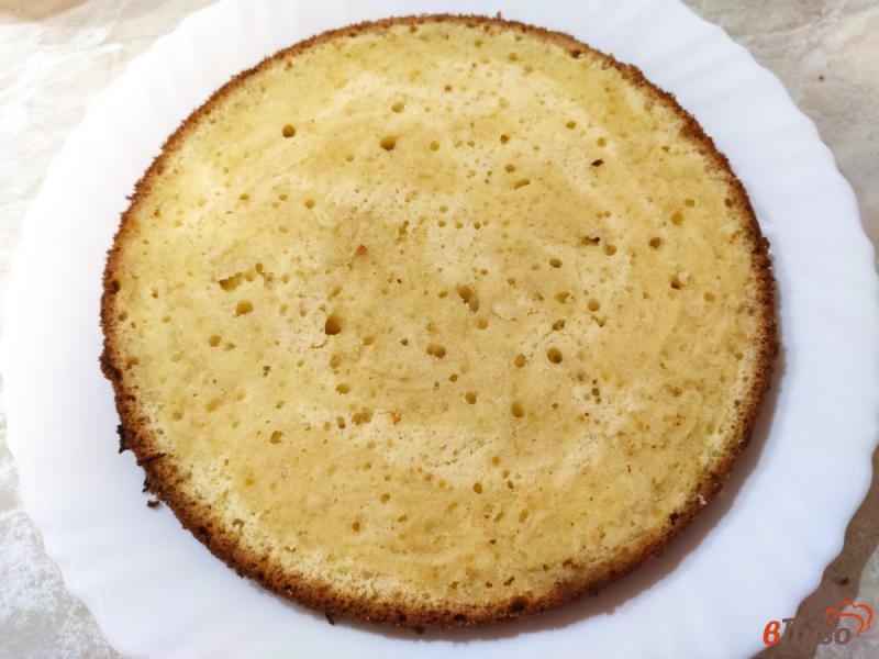 Фото приготовление рецепта: Бисквитный торт с кремом из вареной сгущенки шаг №10