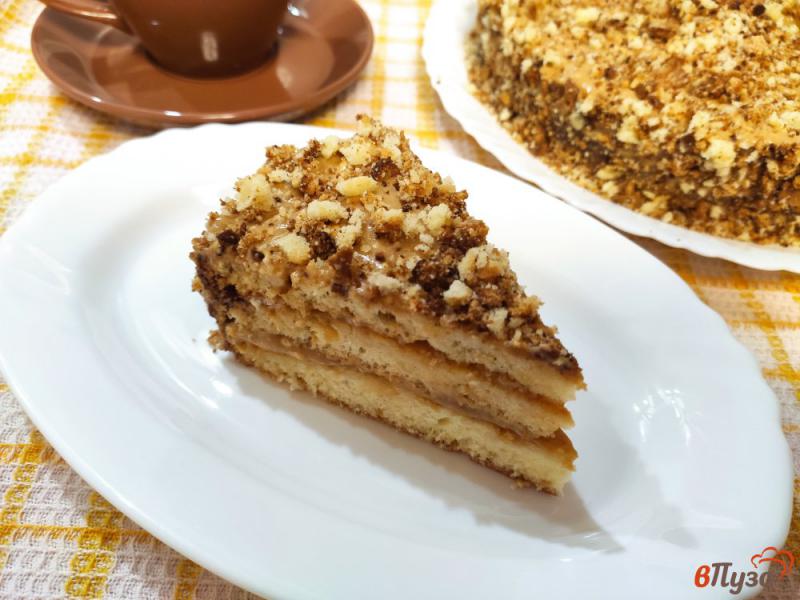 Фото приготовление рецепта: Бисквитный торт с кремом из вареной сгущенки шаг №15