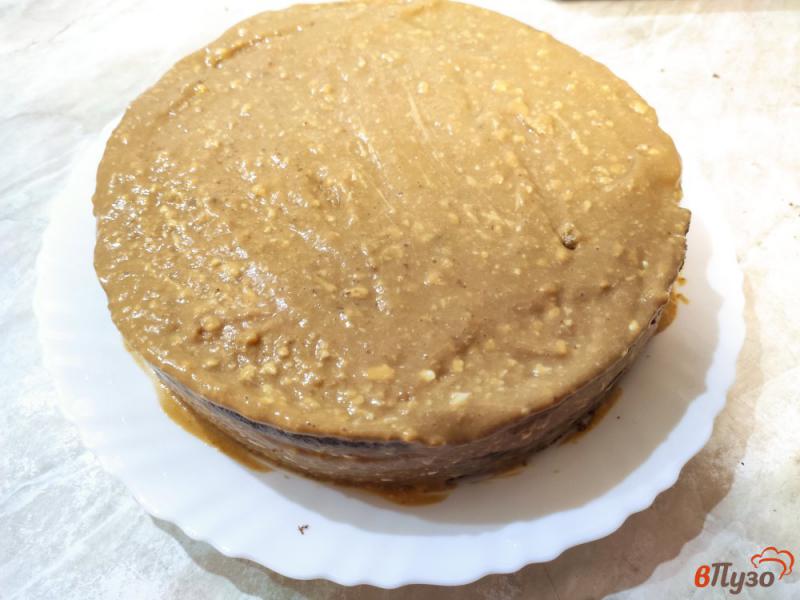Фото приготовление рецепта: Бисквитный торт с кремом из вареной сгущенки шаг №13