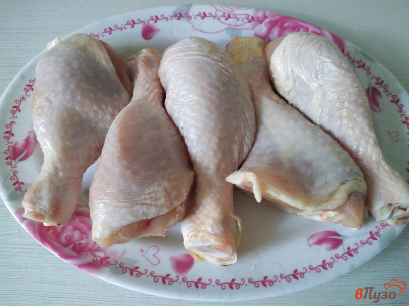 Фото приготовление рецепта: Куриные голени запеченые в томатном соусе с травами в рукаве шаг №1