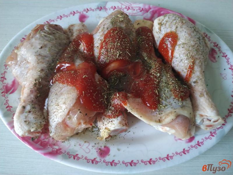 Фото приготовление рецепта: Куриные голени запеченые в томатном соусе с травами в рукаве шаг №3