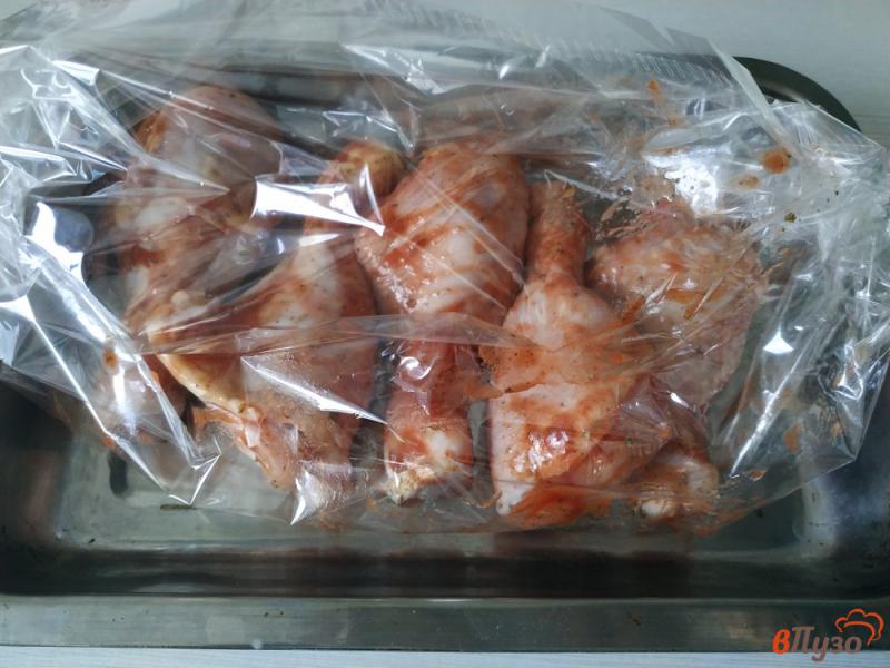 Фото приготовление рецепта: Куриные голени запеченые в томатном соусе с травами в рукаве шаг №4