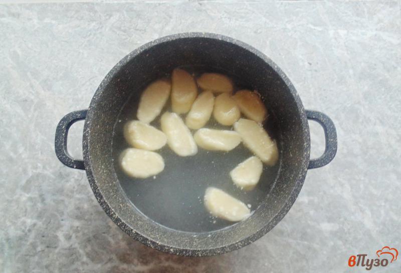 Фото приготовление рецепта: Ленивые вареники из творога с вишневым соусом шаг №6
