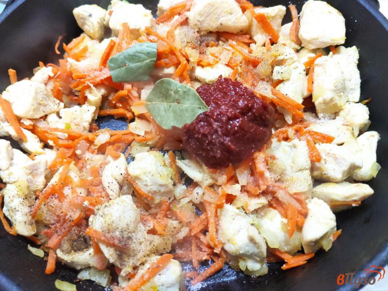 Фото приготовление рецепта: Куриное филе с овощами и томатной пастой шаг №4