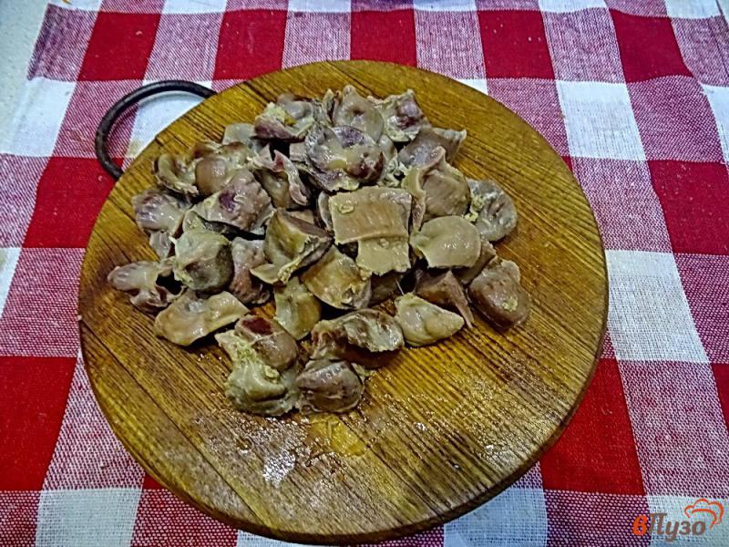 Фото приготовление рецепта: Куриные желудки с тыквой в сметанном соусе шаг №4