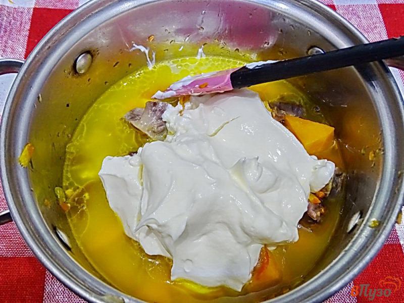 Фото приготовление рецепта: Куриные желудки с тыквой в сметанном соусе шаг №7