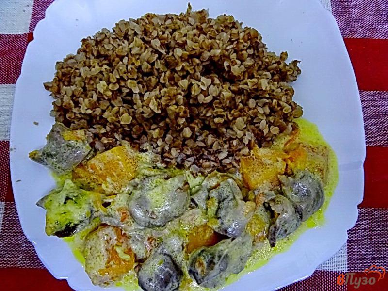 Фото приготовление рецепта: Куриные желудки с тыквой в сметанном соусе шаг №9