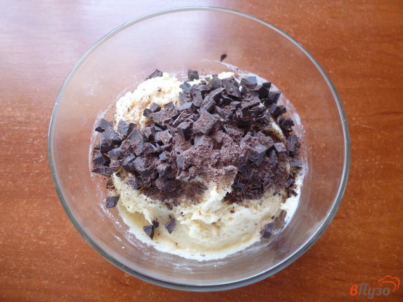 Фото приготовление рецепта: Песочное печенье с шоколадной крошкой шаг №5