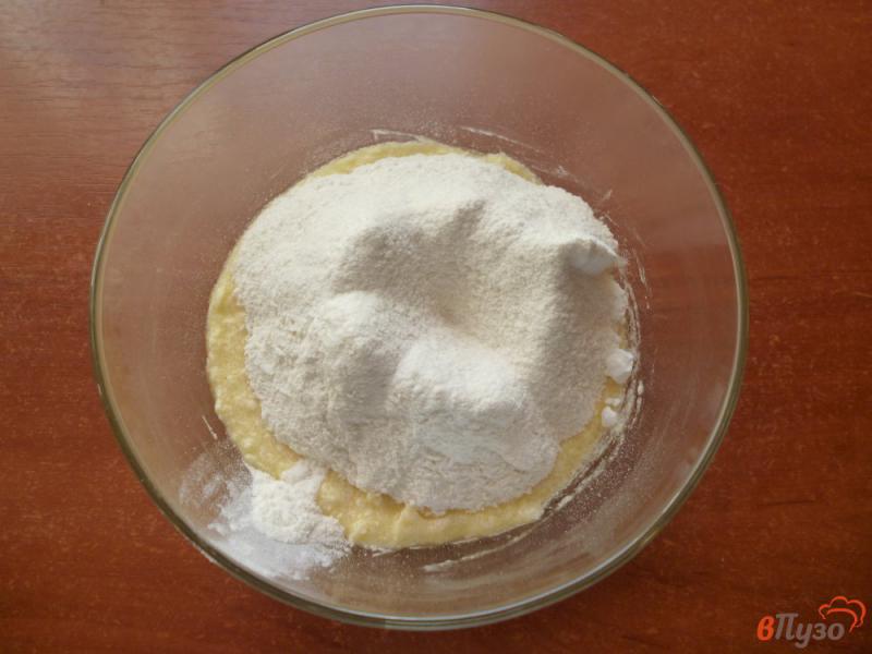 Фото приготовление рецепта: Песочное печенье с шоколадной крошкой шаг №4