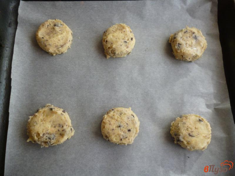 Фото приготовление рецепта: Песочное печенье с шоколадной крошкой шаг №6