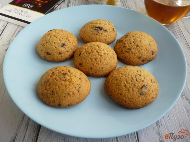 Фото приготовление рецепта: Песочное печенье с шоколадной крошкой шаг №7