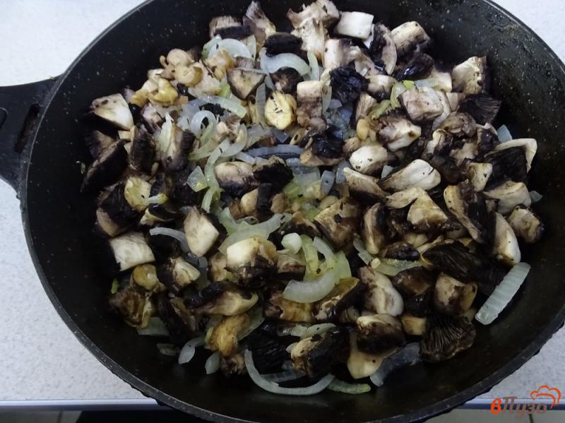 Фото приготовление рецепта: Свиная грудинка с грибами в сметанном соусе шаг №4