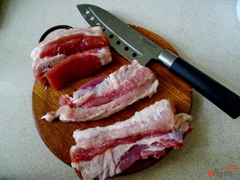 Фото приготовление рецепта: Свиная грудинка с грибами в сметанном соусе шаг №7