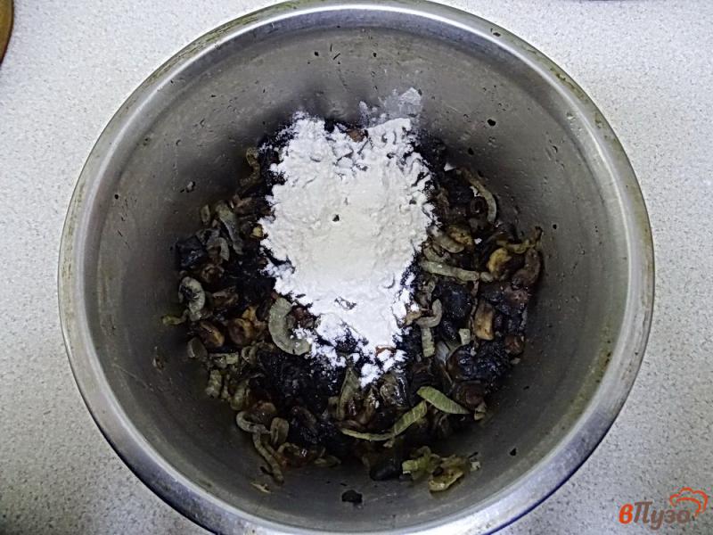 Фото приготовление рецепта: Свиная грудинка с грибами в сметанном соусе шаг №5