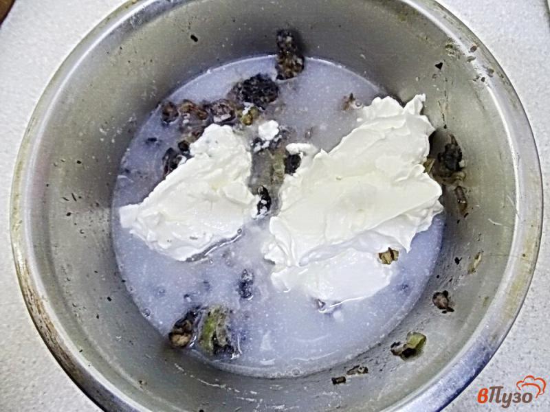 Фото приготовление рецепта: Свиная грудинка с грибами в сметанном соусе шаг №6