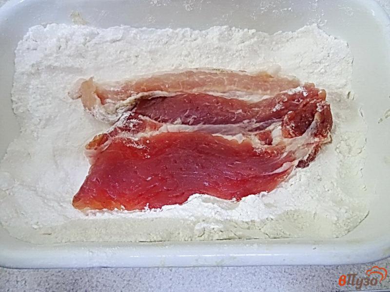 Фото приготовление рецепта: Свиная грудинка с грибами в сметанном соусе шаг №9
