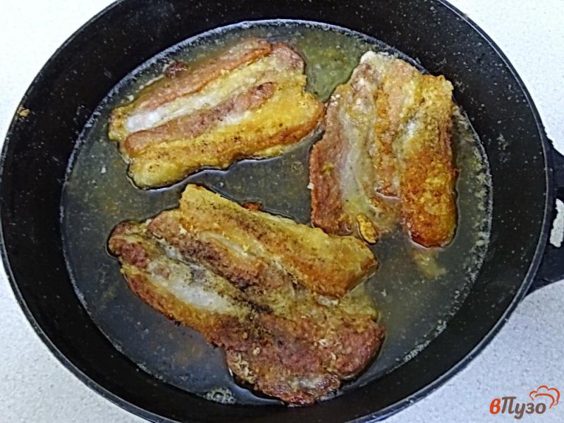 Фото приготовление рецепта: Свиная грудинка с грибами в сметанном соусе шаг №10