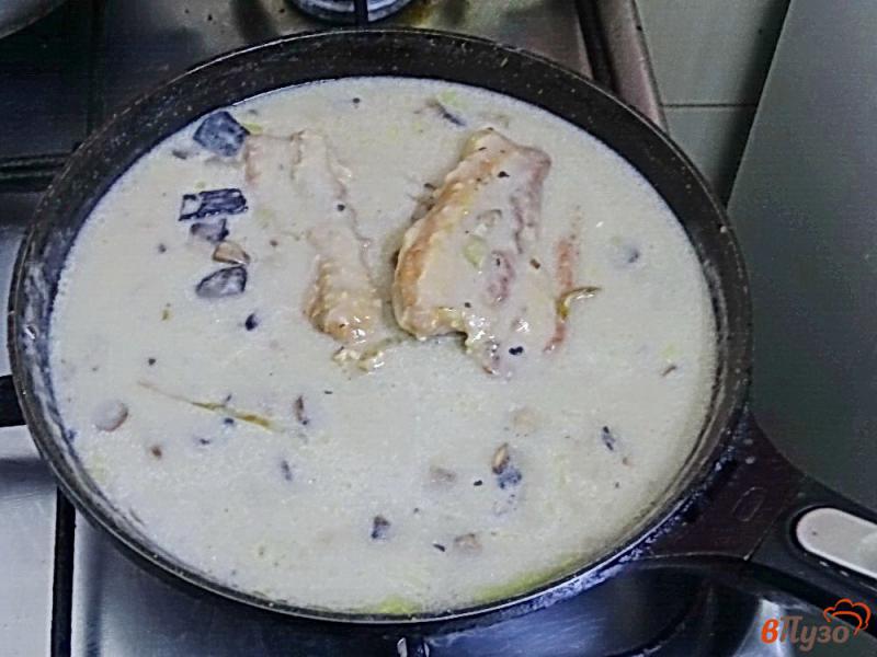 Фото приготовление рецепта: Свиная грудинка с грибами в сметанном соусе шаг №12