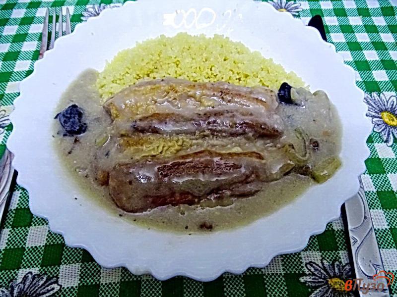 Фото приготовление рецепта: Свиная грудинка с грибами в сметанном соусе шаг №13
