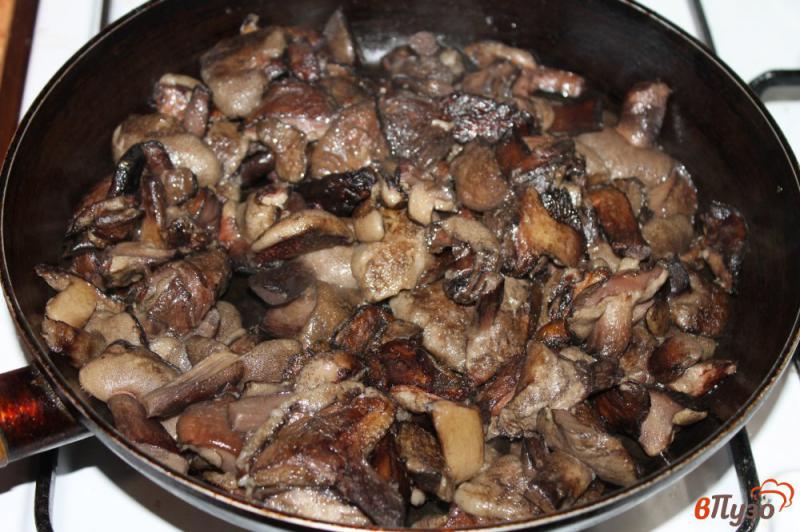 Фото приготовление рецепта: Жареные грибы с луком в белом соусе шаг №2